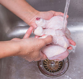 De ce te poţi îmbolnăvi grav dacă speli carnea de pui?